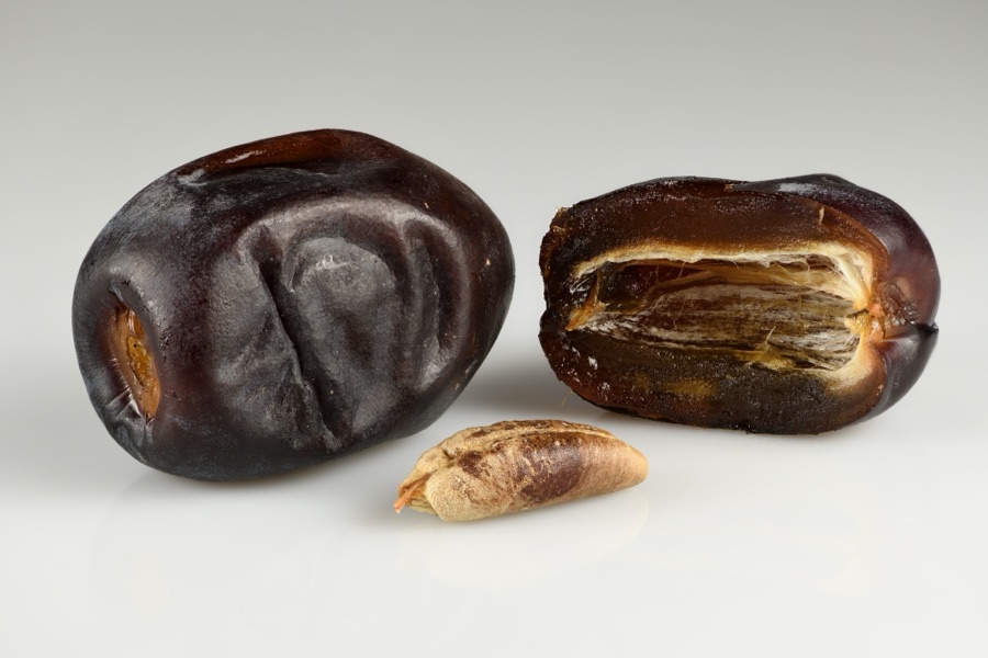 Kharjura — Mazafati dates – whole, halved and seed. Grown in Iran